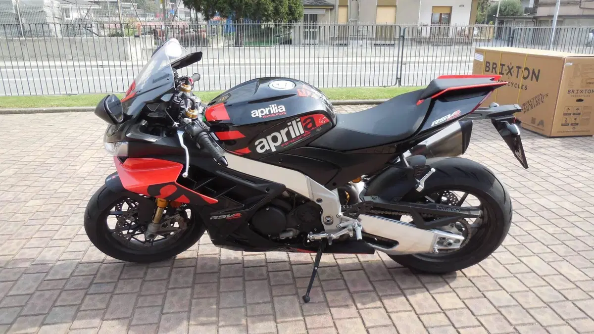 Aprilia RSV4 1100 Factory (2021 - 24) (3)