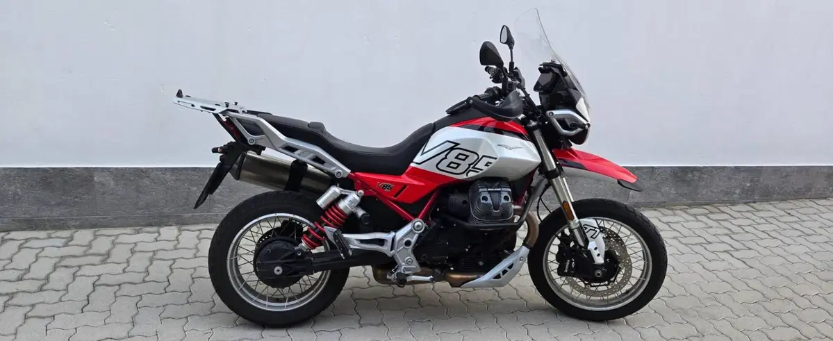 Moto Guzzi V85 TT Evocative Graphics (2021 - 23) (2)