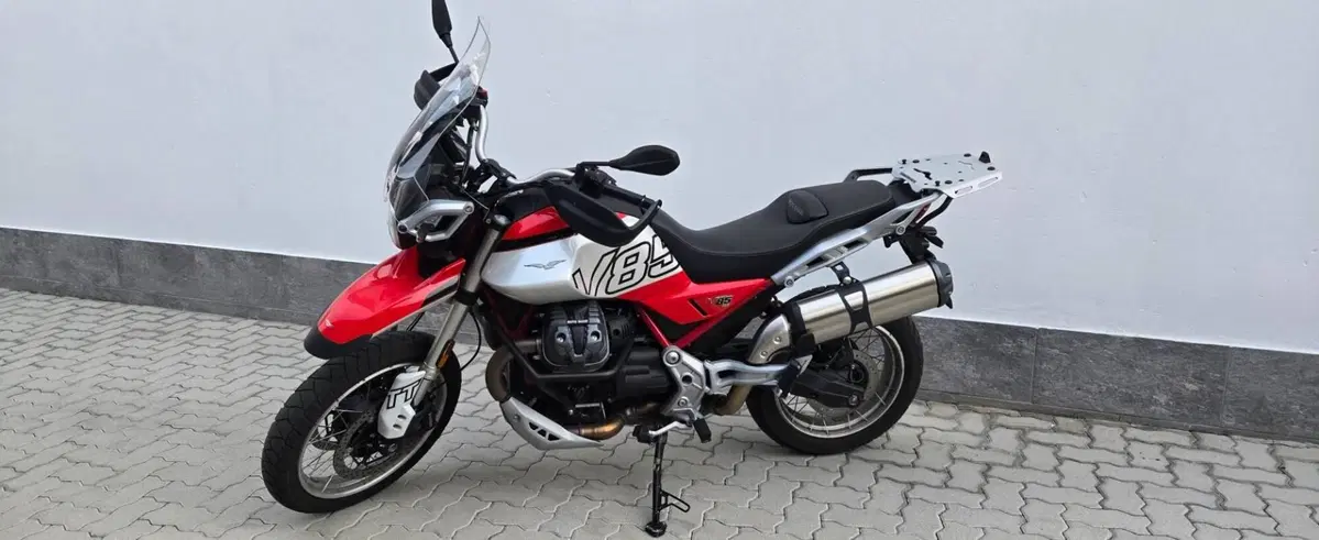 Moto Guzzi V85 TT Evocative Graphics (2021 - 23) (3)