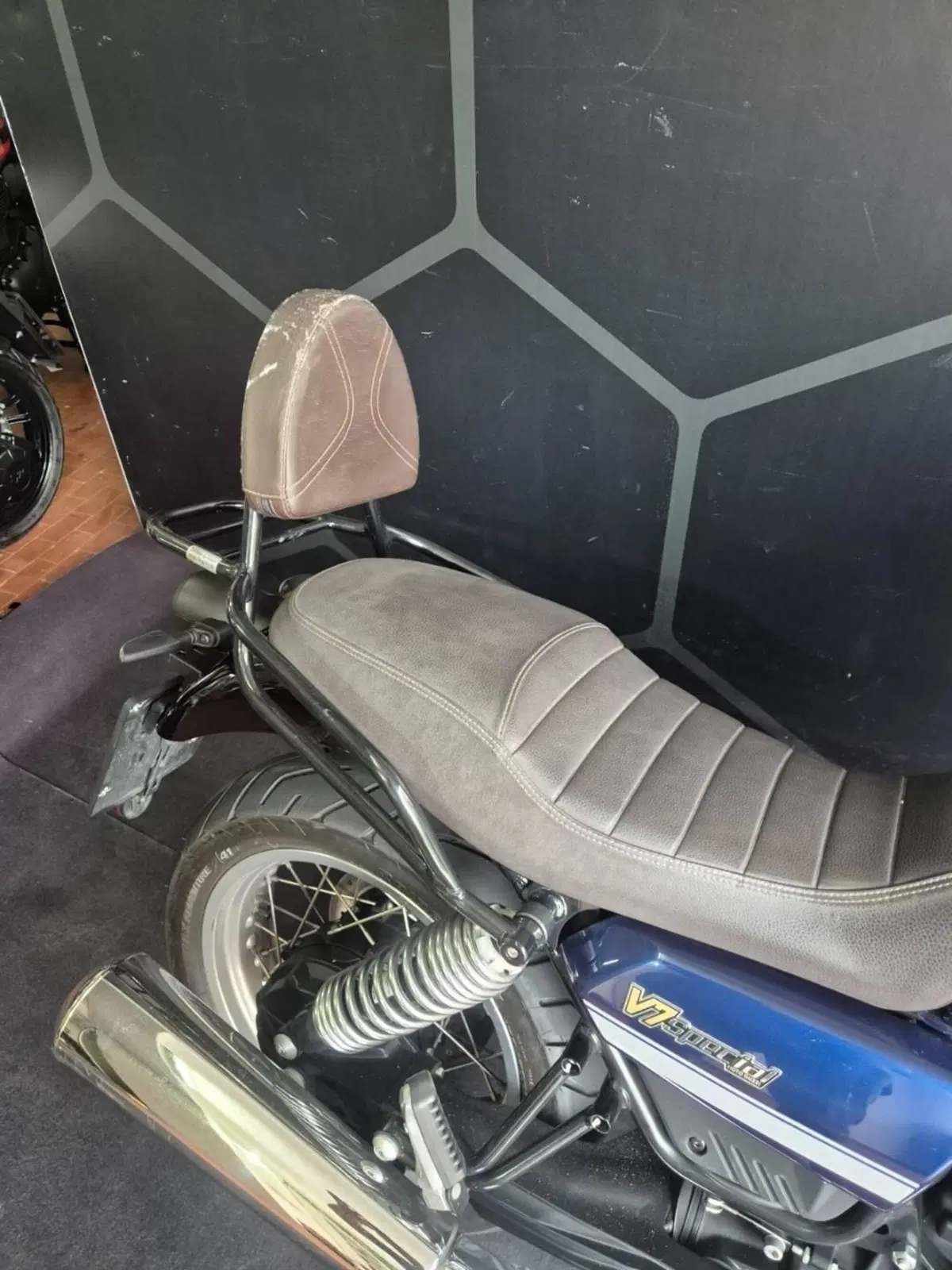 Moto Guzzi V7 Special (2021 - 24) (8)
