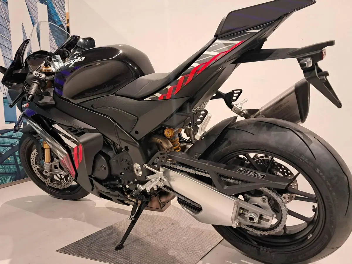 Aprilia RSV4 1100 Factory (2025 - 26) (4)