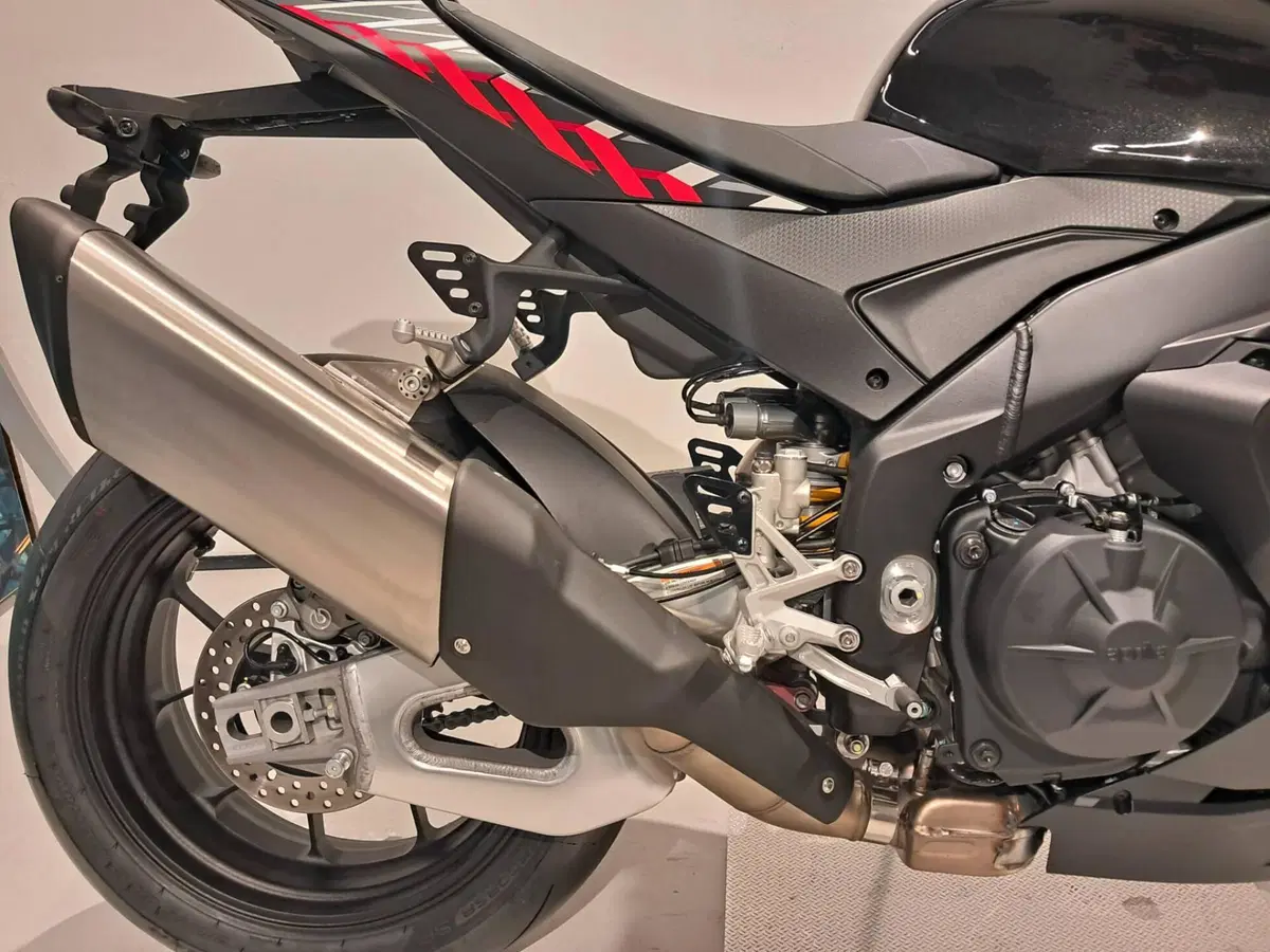 Aprilia RSV4 1100 Factory (2025 - 26) (8)