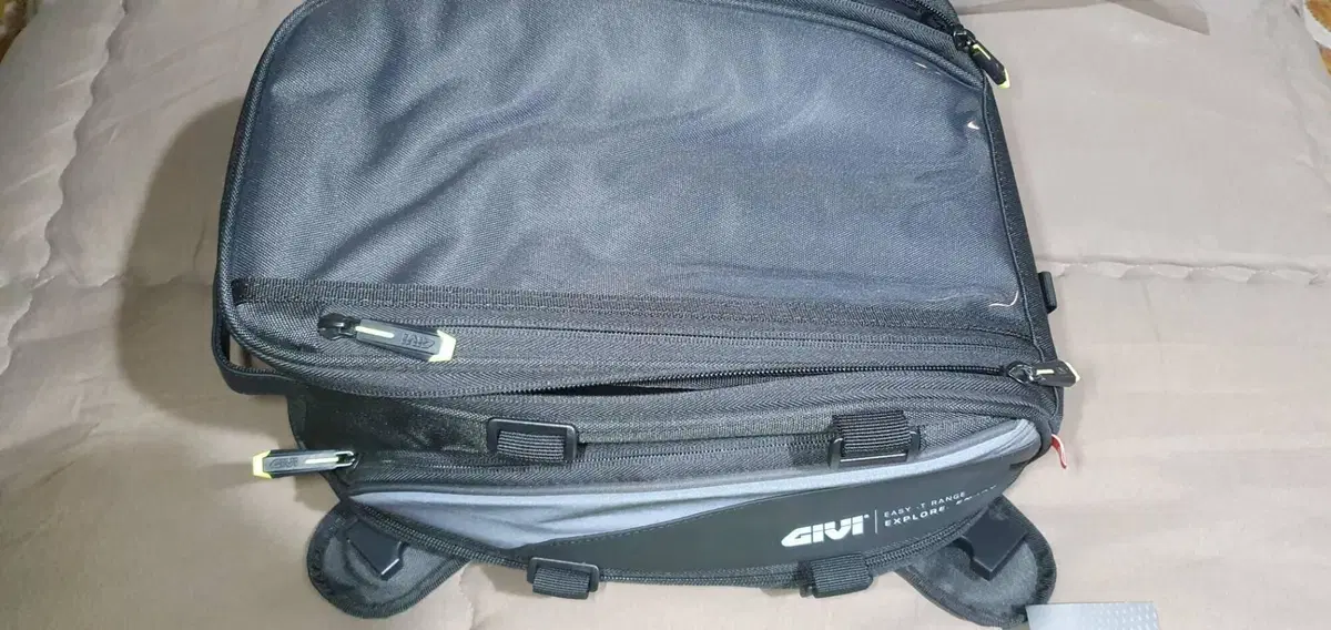 Borsa serbatoio magnetica Givi EA130B (4)