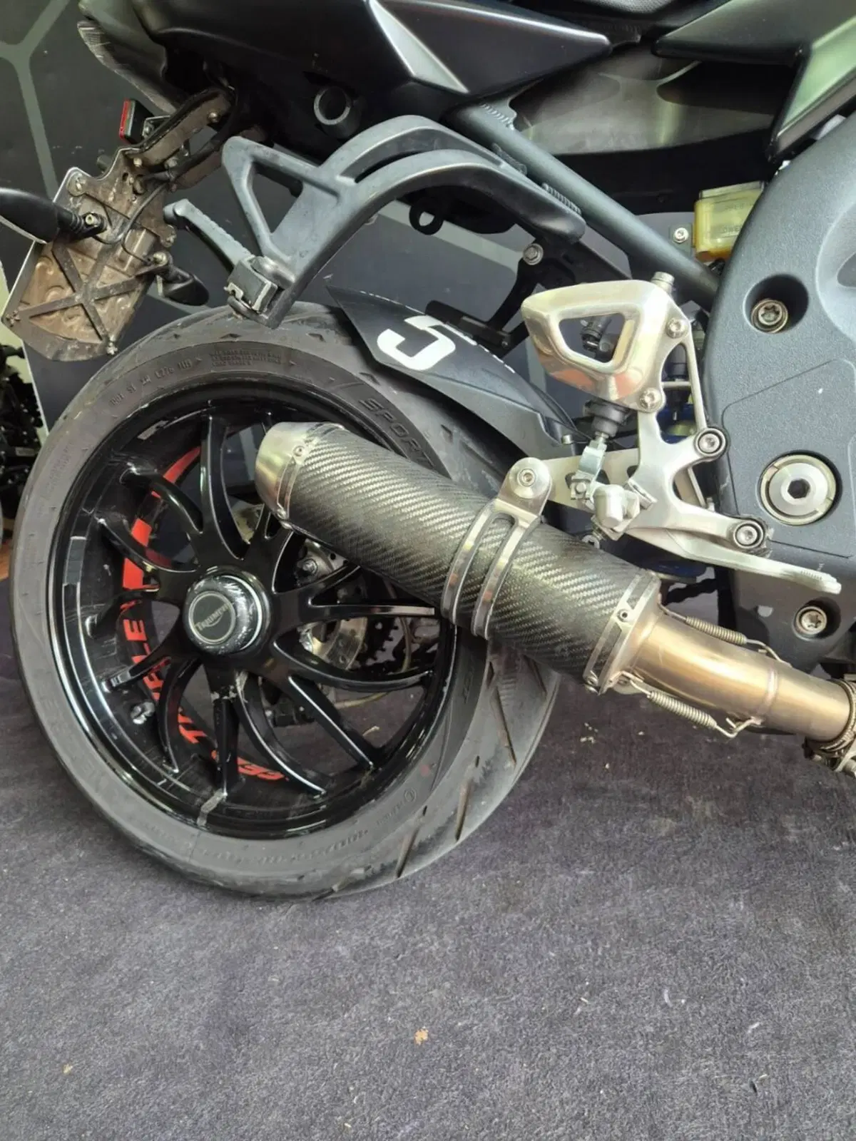 Triumph Speed Triple 1050 (2011 - 13) (10)