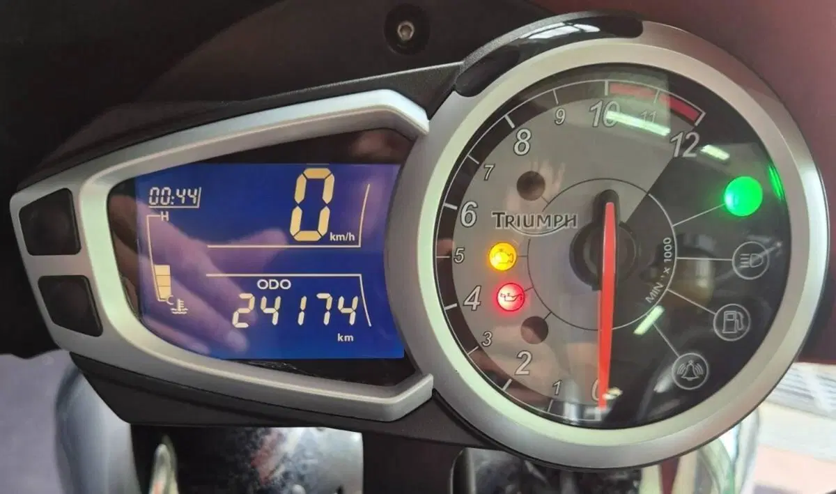 Triumph Speed Triple 1050 (2011 - 13) (11)