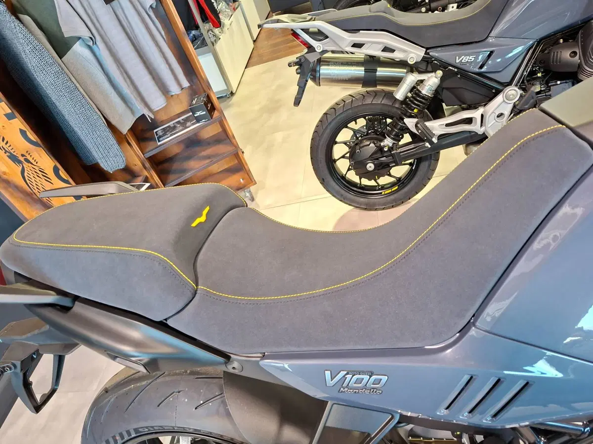 Moto Guzzi V100 Mandello (2025 - 26) (4)