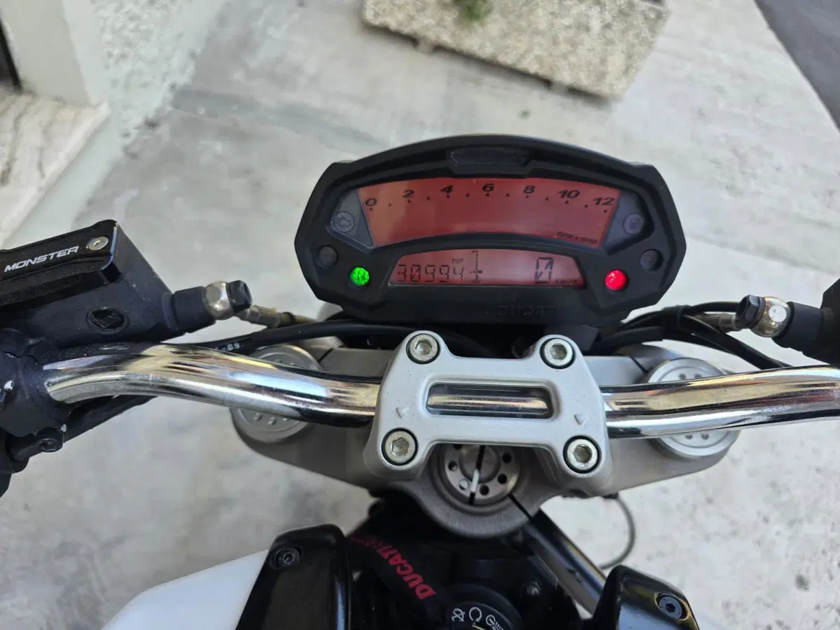 Ducati Monster 696 (2008 - 13) (8)
