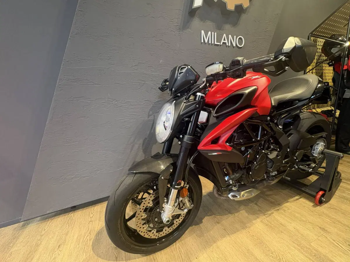 MV Agusta Dragster 800 R (2023 - 25) (3)