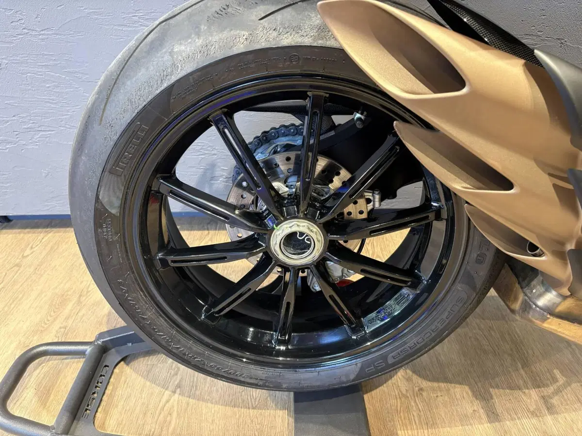 MV Agusta Dragster 800 R (2023 - 25) (4)