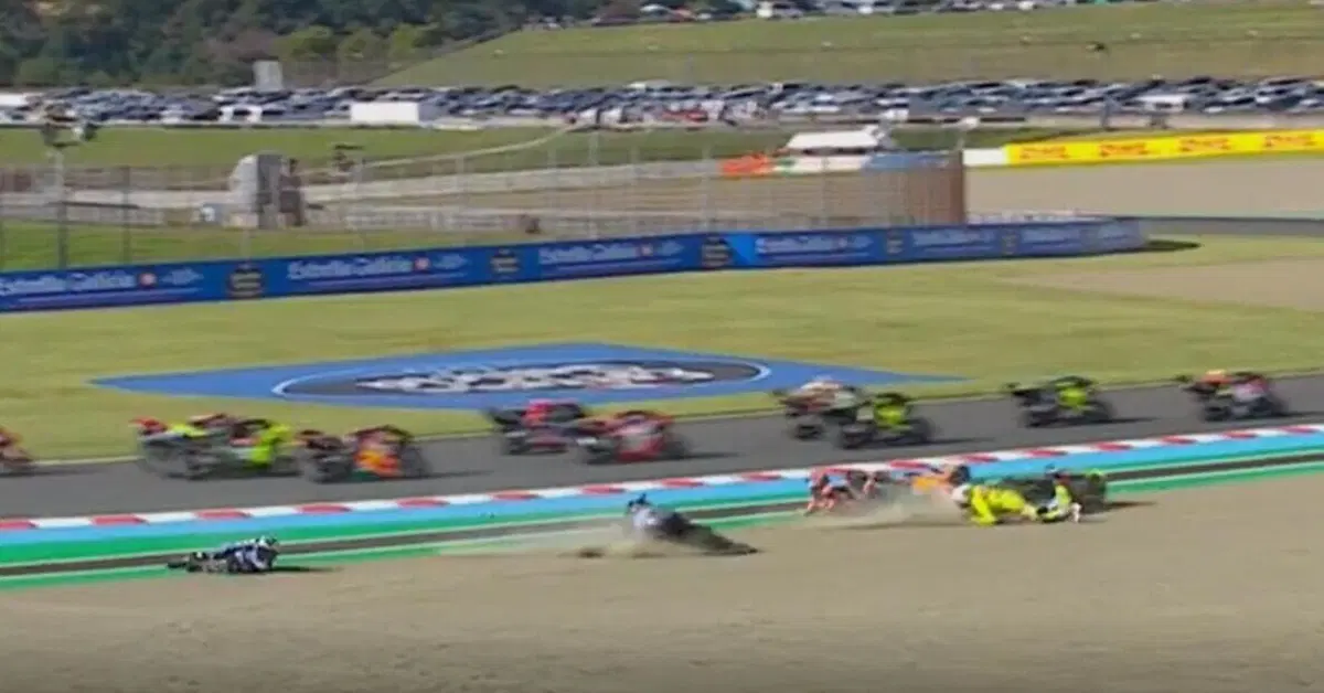 MotoGP, Alex Marquez e il patatrac con Diggia e Acosta: 'Doppio LLP meritato'. Fabio ci scherza su: 'Mi ha proprio abbracciato!' [VIDEO]