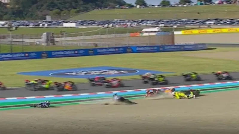 MotoGP, Alex Marquez e il patatrac con Diggia e Acosta: 'Doppio LLP meritato'. Fabio ci scherza su: 'Mi ha proprio abbracciato!' [VIDEO]