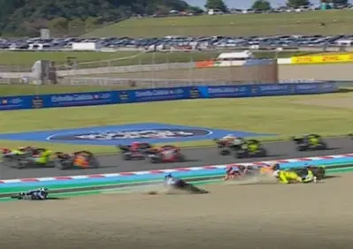 MotoGP, Alex Marquez e il patatrac con Diggia e Acosta: 'Doppio LLP meritato'. Fabio ci scherza su: 'Mi ha proprio abbracciato!' [VIDEO]