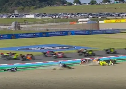 Alex Marquez e il patatrac con Diggia e Acosta: Doppio LLP meritato. Fabio ci scherza su: Mi ha proprio abbracciato! [VIDEO]