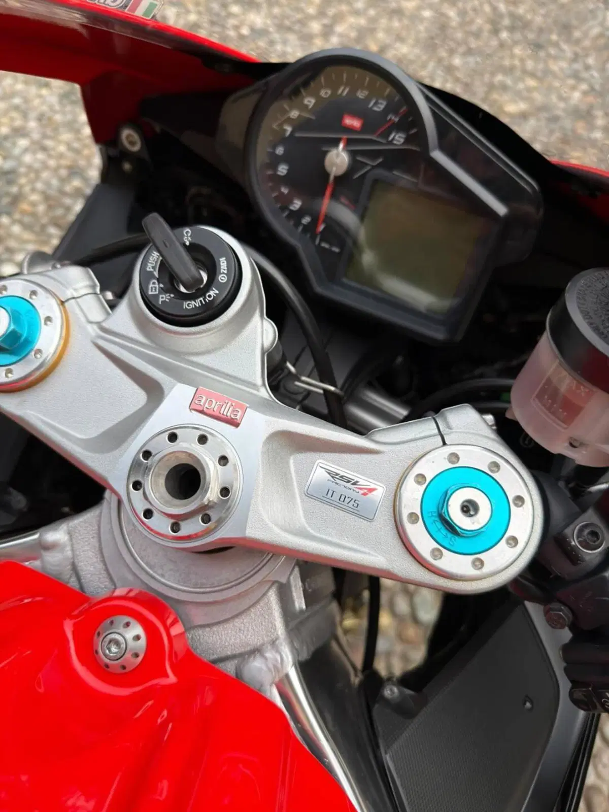 Aprilia RSV4 Factory (2009 - 12) (3)