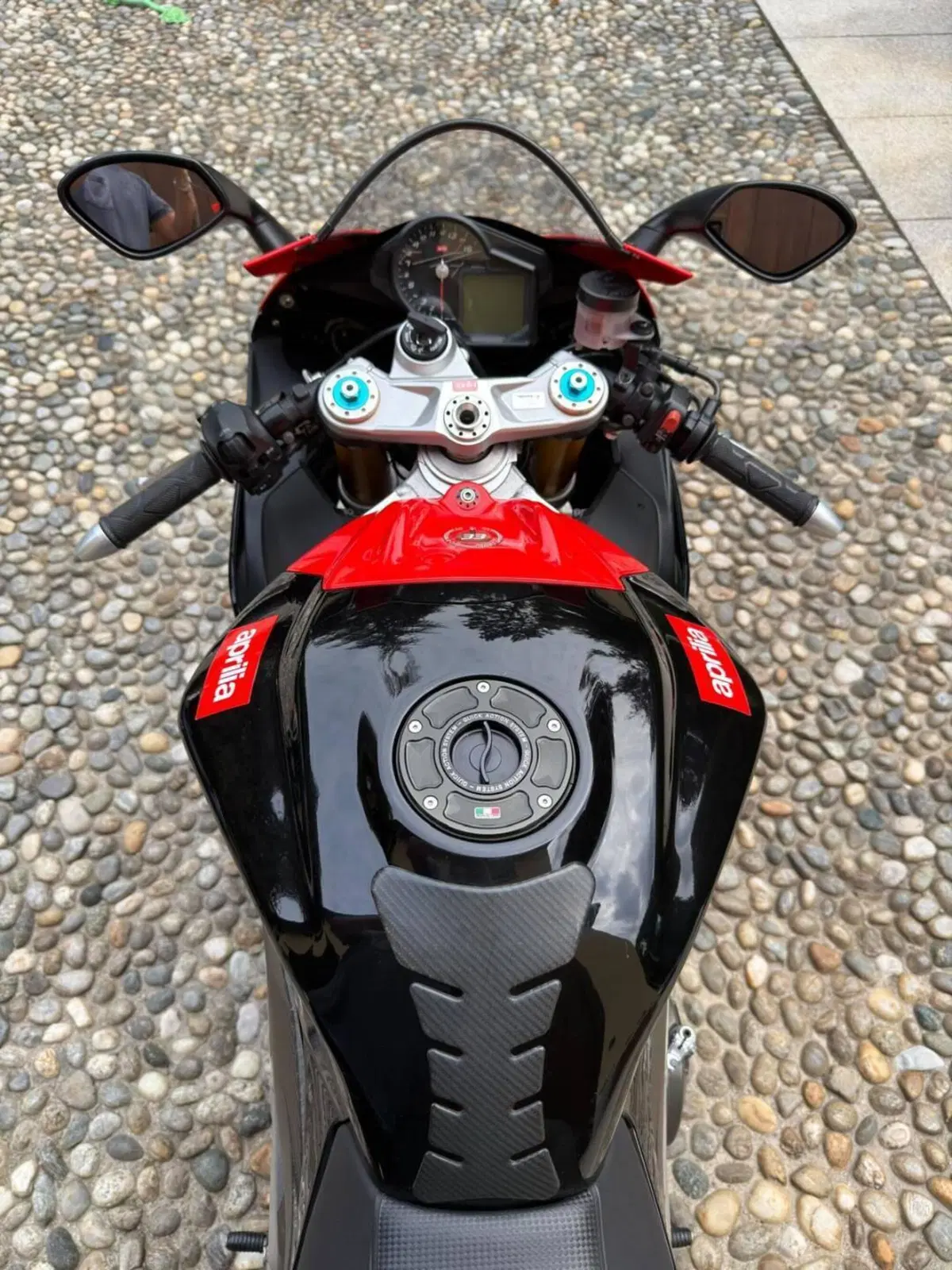 Aprilia RSV4 Factory (2009 - 12) (4)