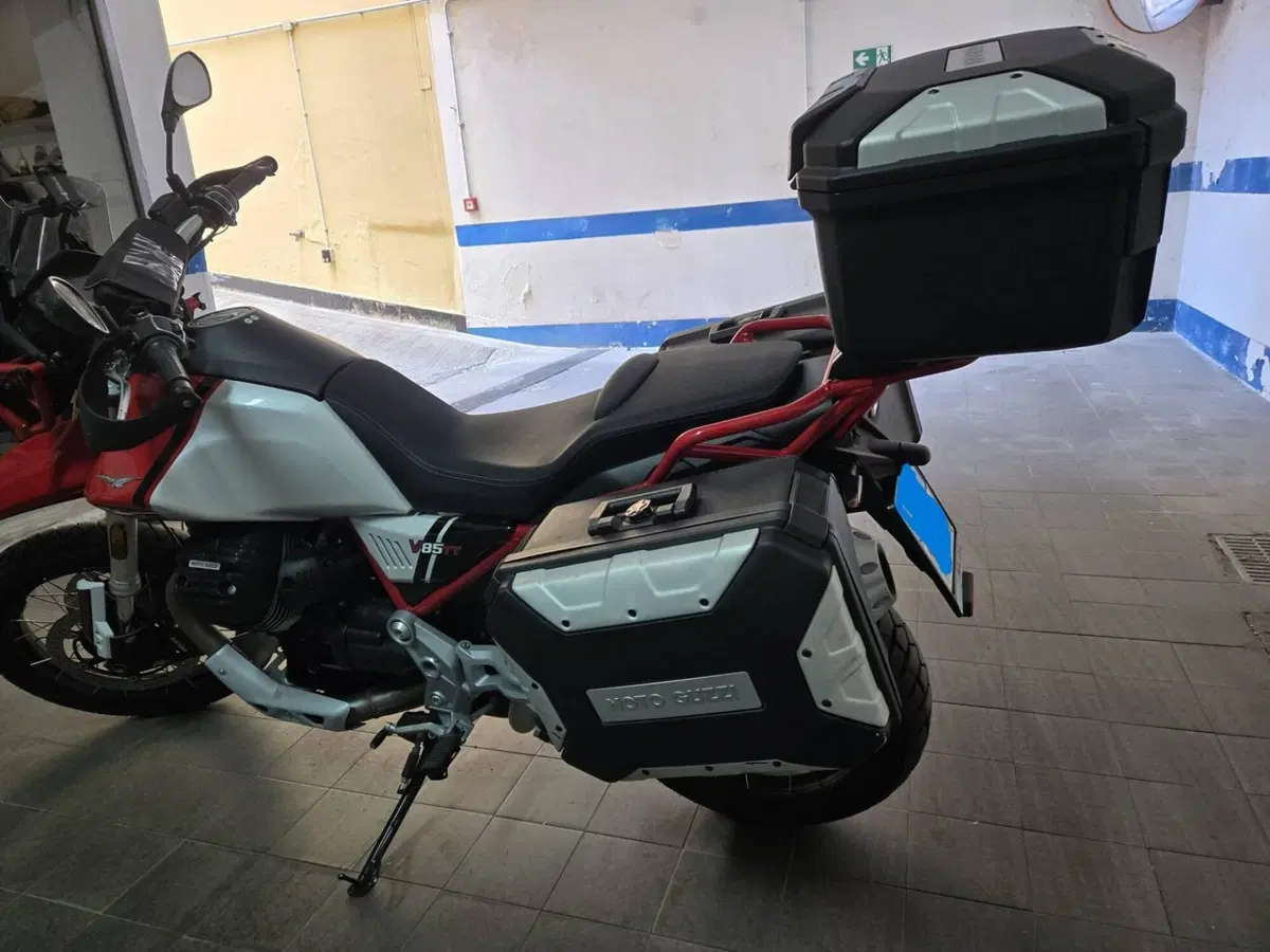 Moto Guzzi V85 TT Evocative Graphics (2021 - 23) (6)