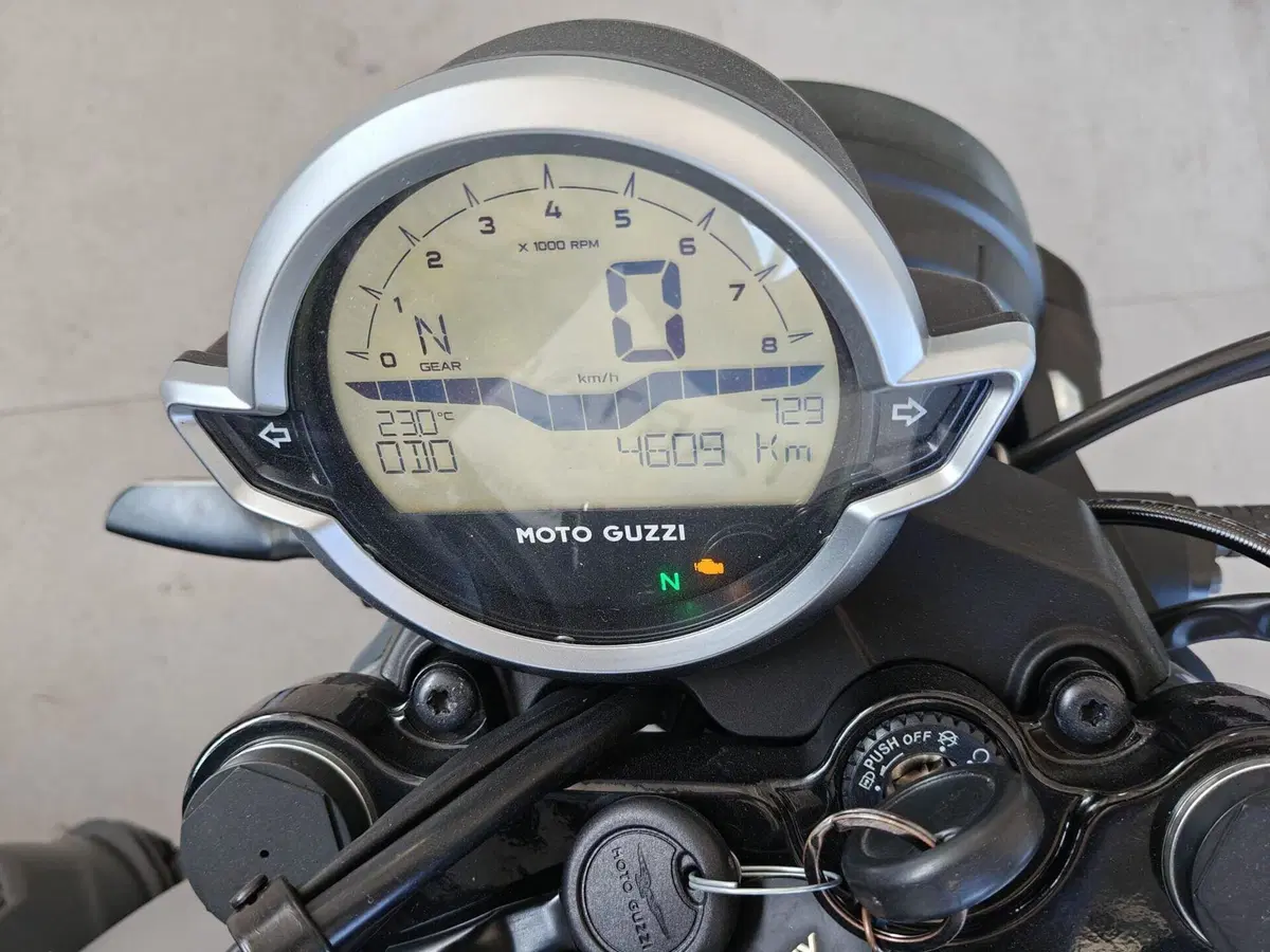 Moto Guzzi V7 Stone (2021 - 24) (3)