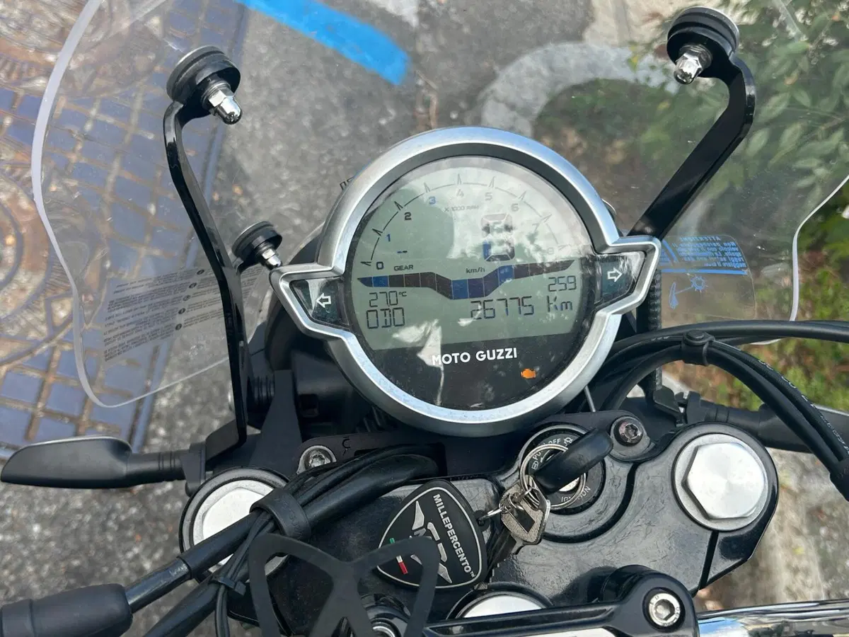 Moto Guzzi V7 Stone Centenario (2021 - 22) (4)
