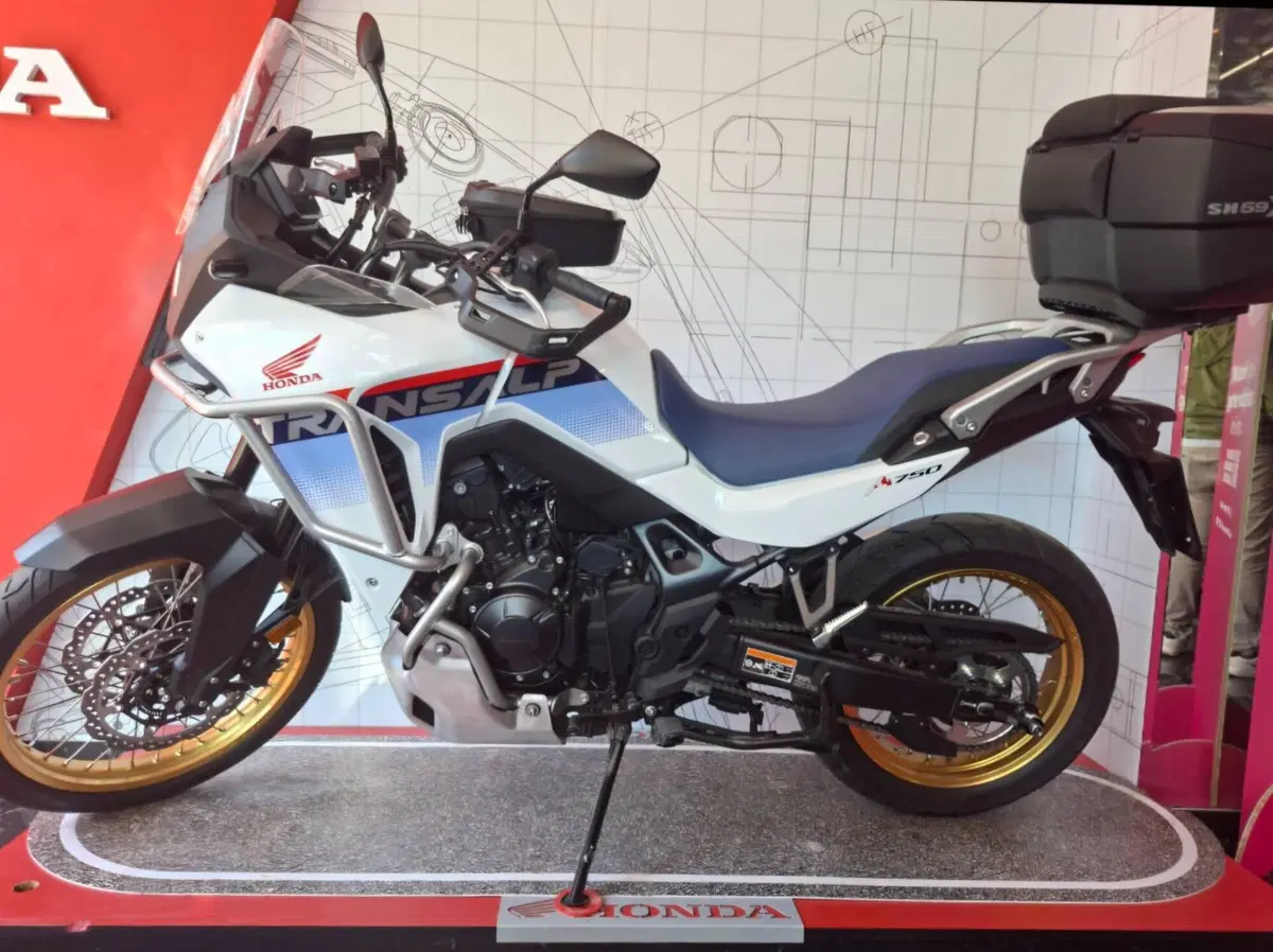 Honda Transalp XL750 (2026) (2)