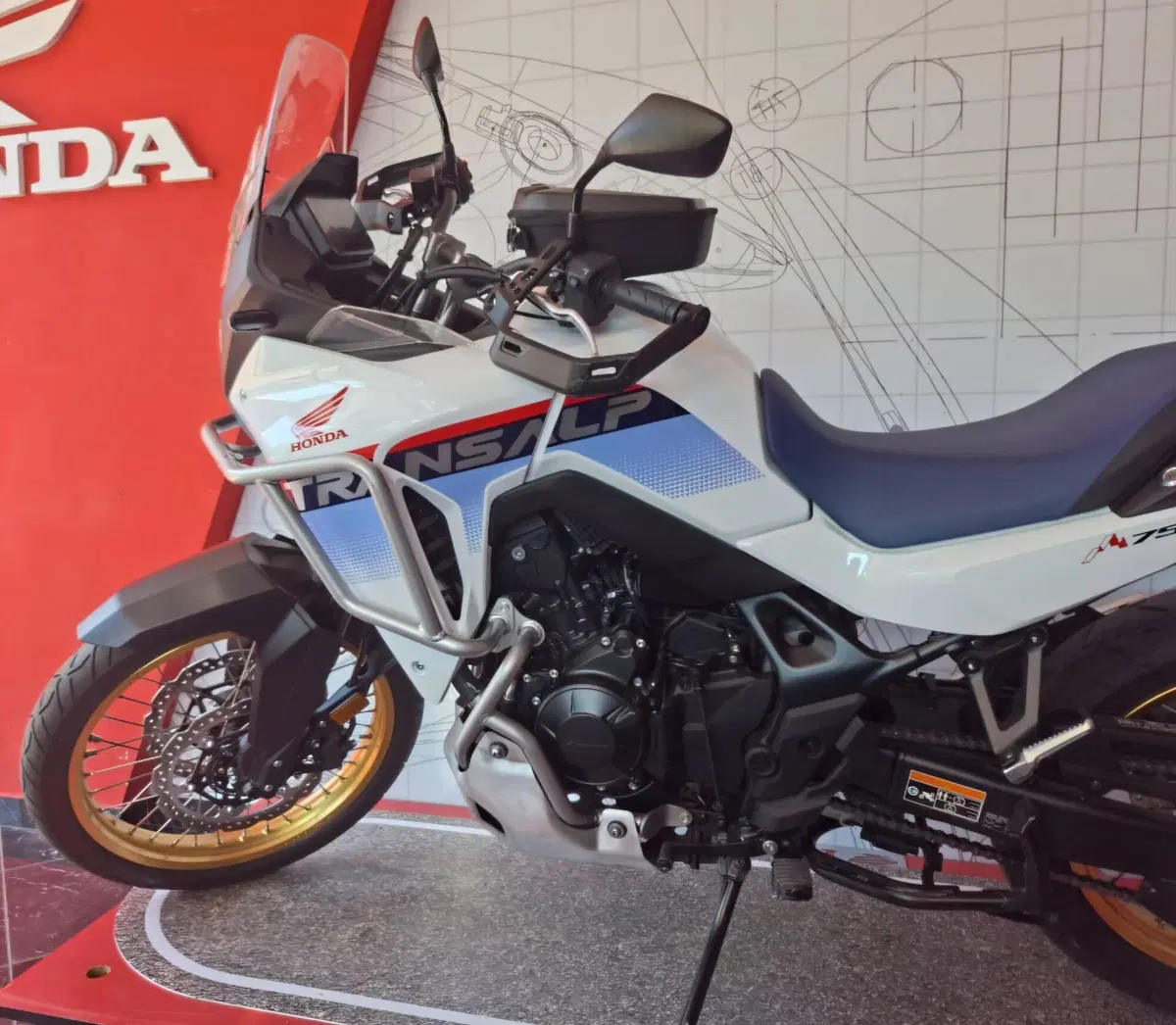 Honda Transalp XL750 (2026) (3)