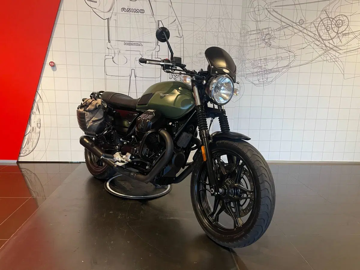 Moto Guzzi V7 III Stone (2017 - 20) (4)