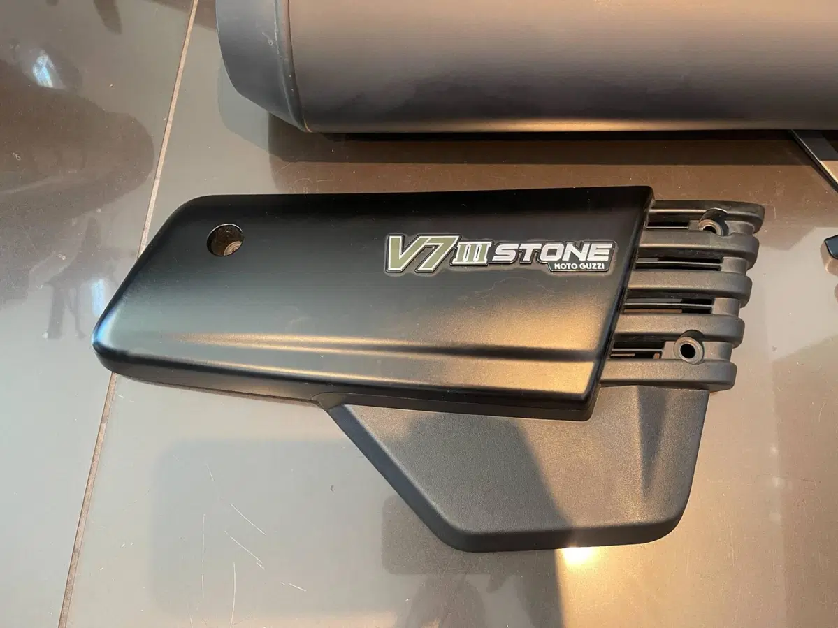 Moto Guzzi V7 III Stone (2017 - 20) (11)