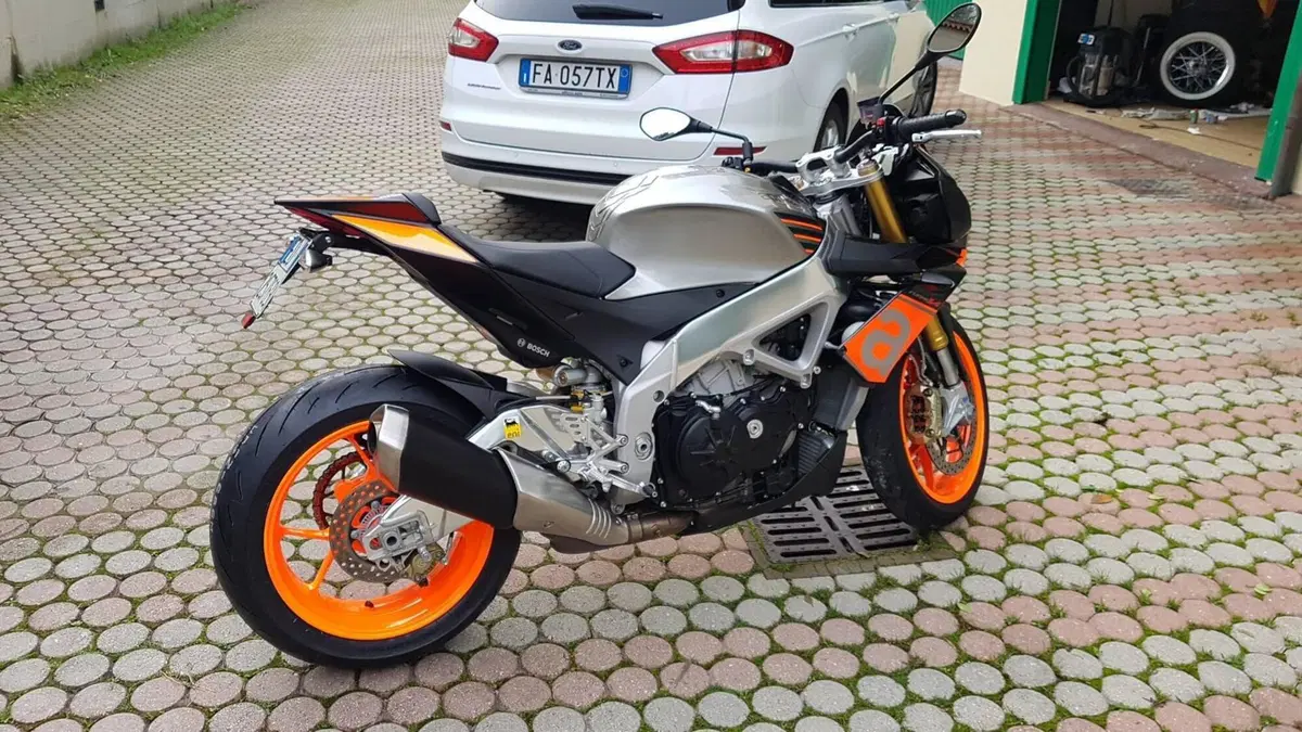 Aprilia Tuono V4 RR (2015 - 17) (2)