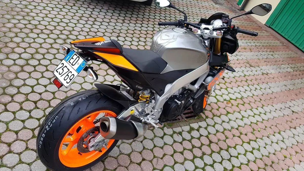 Aprilia Tuono V4 RR (2015 - 17) (4)