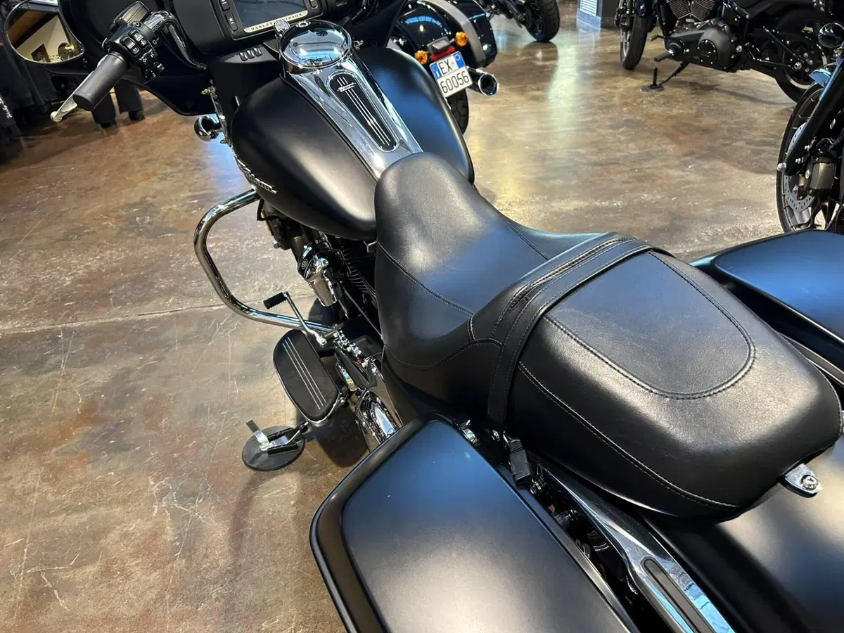 Harley-Davidson 107 Street Glide Special (2017 - 19) - FLHXS (6)