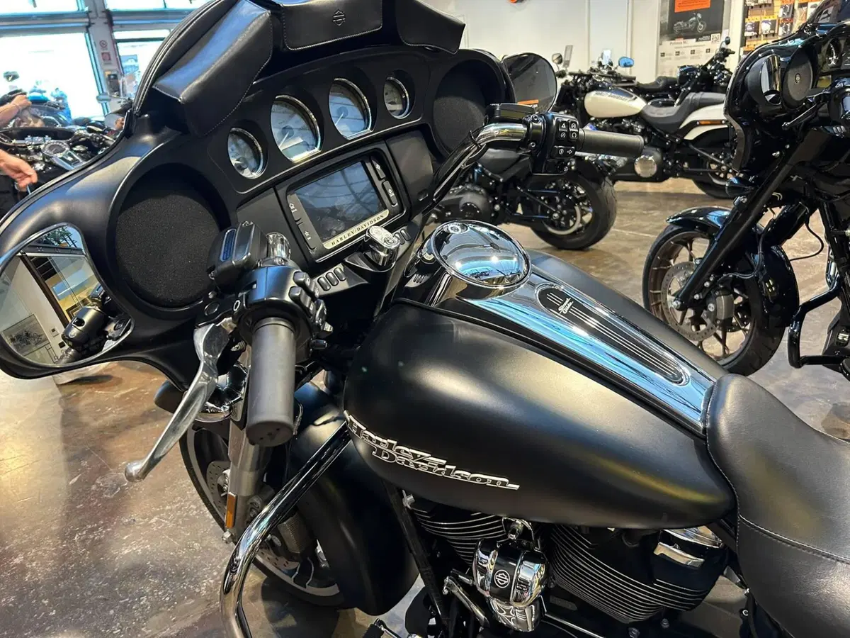 Harley-Davidson 107 Street Glide Special (2017 - 19) - FLHXS (7)