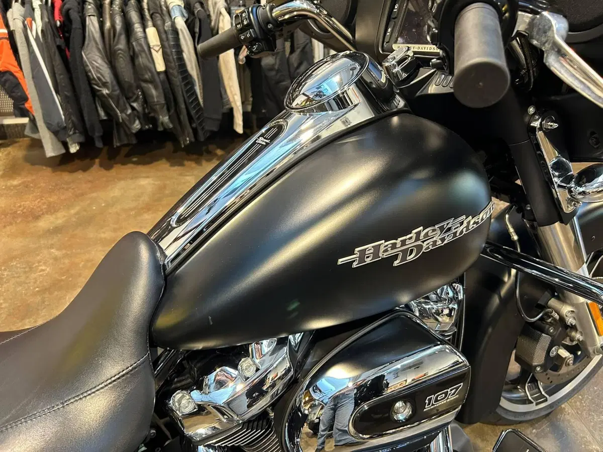 Harley-Davidson 107 Street Glide Special (2017 - 19) - FLHXS (8)