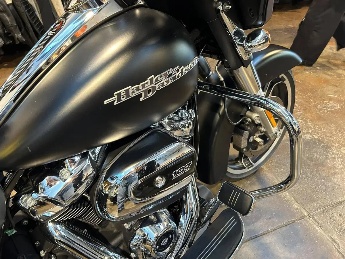 Harley-Davidson 107 Street Glide Special (2017 - 19) - FLHXS (9)