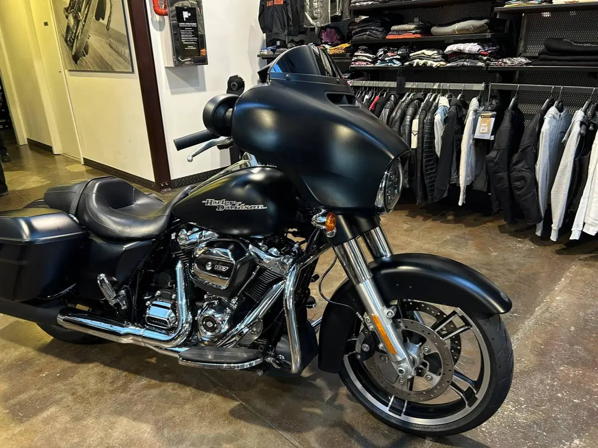Harley-Davidson 107 Street Glide Special (2017 - 19) - FLHXS (10)