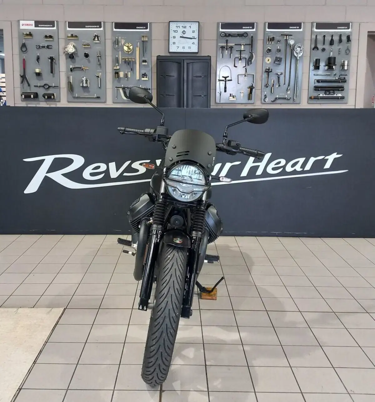 Moto Guzzi V7 Stone (2025 - 26) (3)