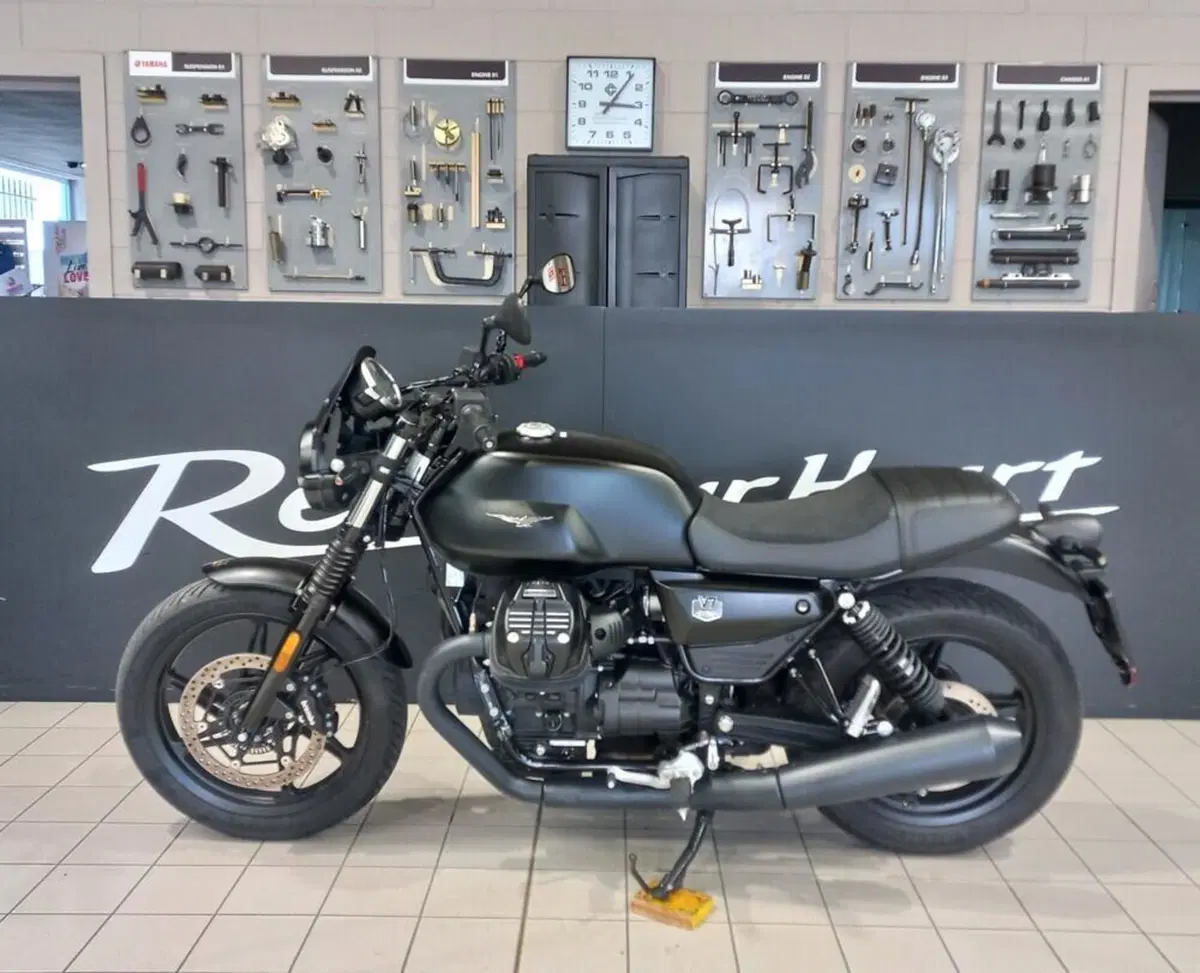 Moto Guzzi V7 Stone (2025 - 26) (2)