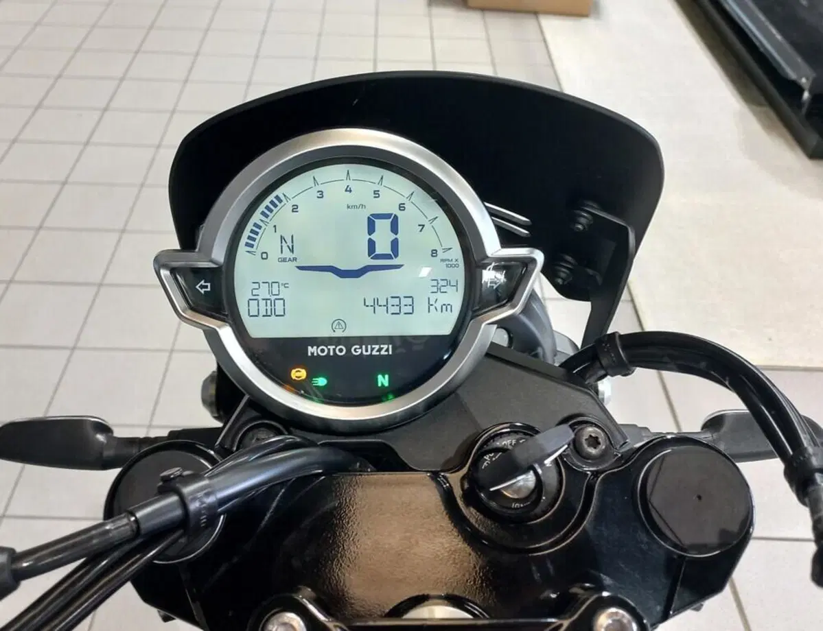 Moto Guzzi V7 Stone (2025 - 26) (4)