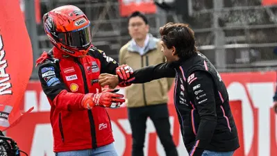 'L'avevo capito subito che non era lui', Marquez & Martin, le flessioni che solo uno può fare, la gara di Kart e il sosia