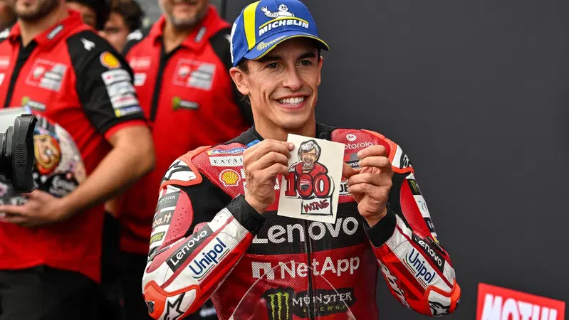 Marquez con l'adesivo celebrativo