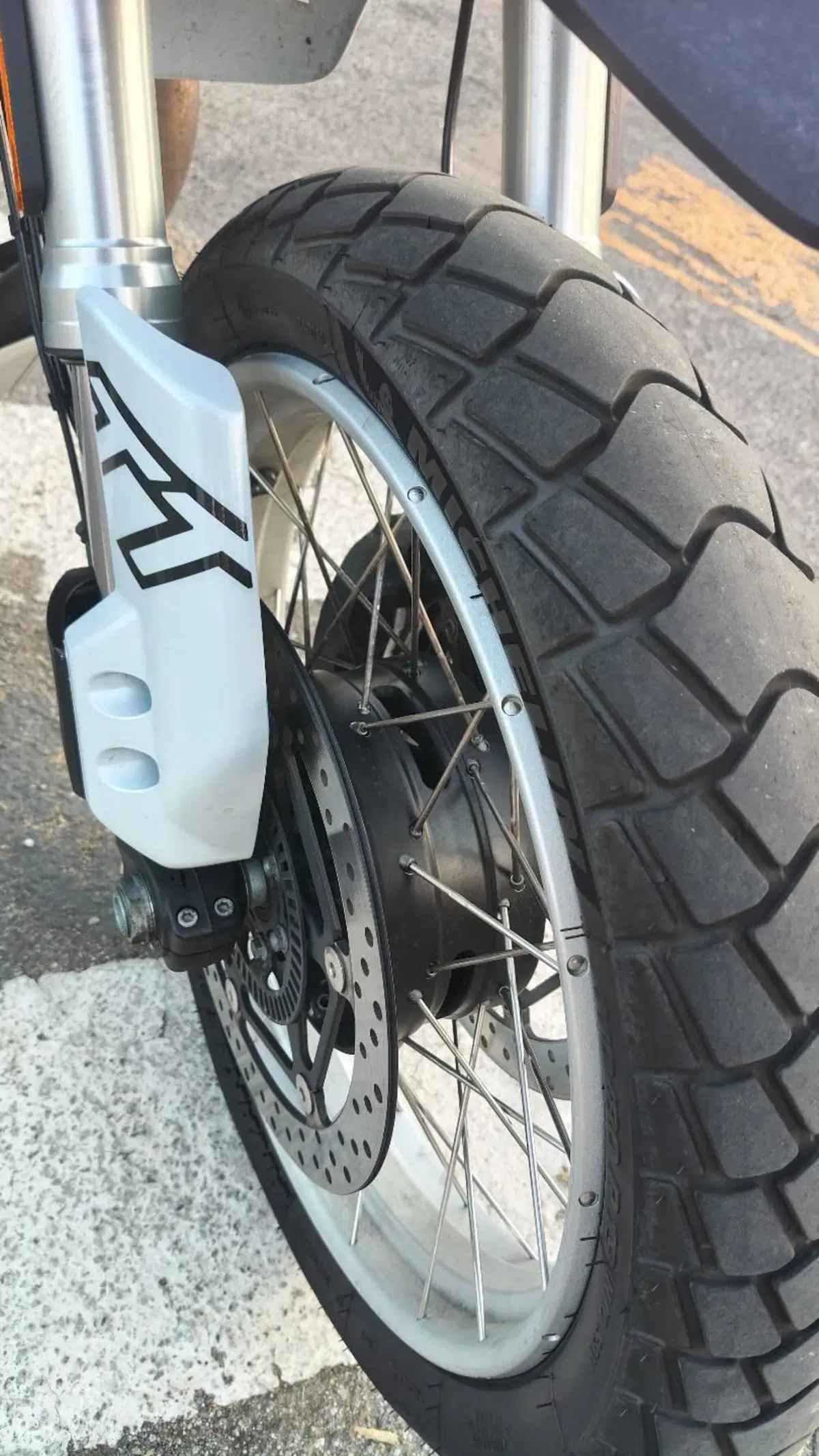 Moto Guzzi V85 TT (2024 - 26) (5)