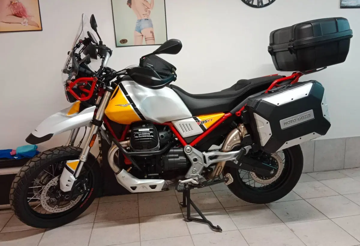 Moto Guzzi V85 TT Evocative Graphics (2019 - 20)