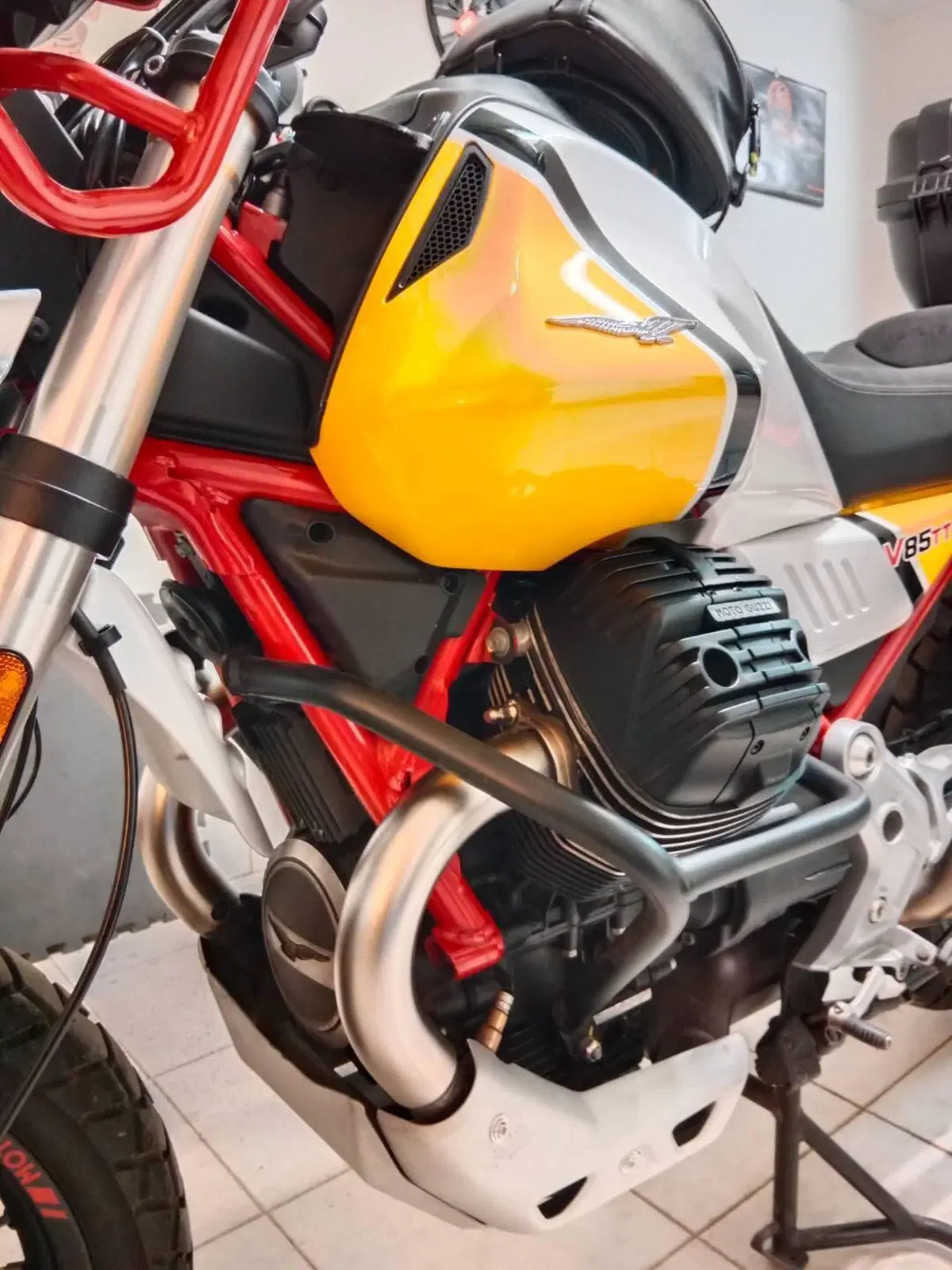 Moto Guzzi V85 TT Evocative Graphics (2019 - 20) (4)