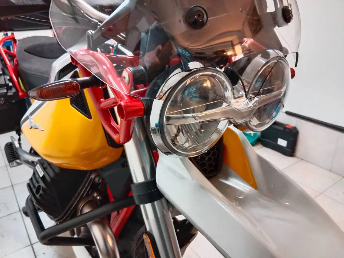 Moto Guzzi V85 TT Evocative Graphics (2019 - 20) (5)
