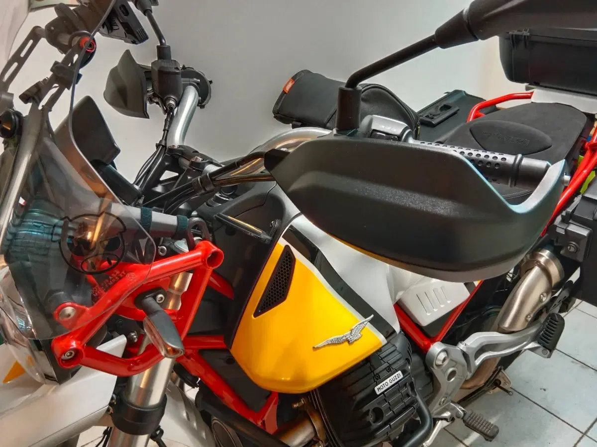 Moto Guzzi V85 TT Evocative Graphics (2019 - 20) (6)