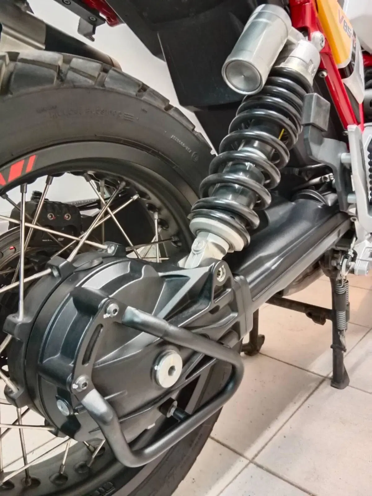 Moto Guzzi V85 TT Evocative Graphics (2019 - 20) (9)