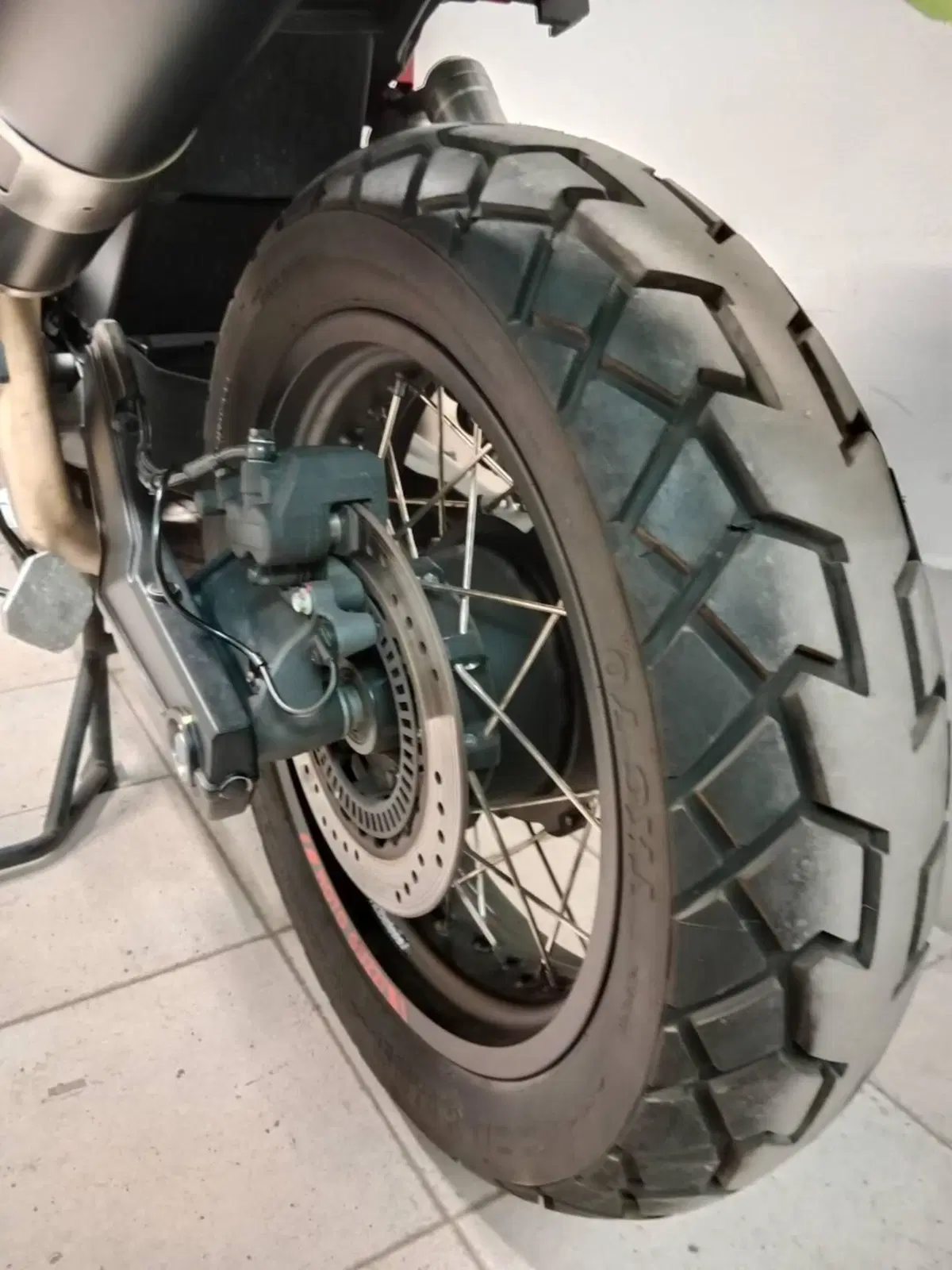 Moto Guzzi V85 TT Evocative Graphics (2019 - 20) (10)