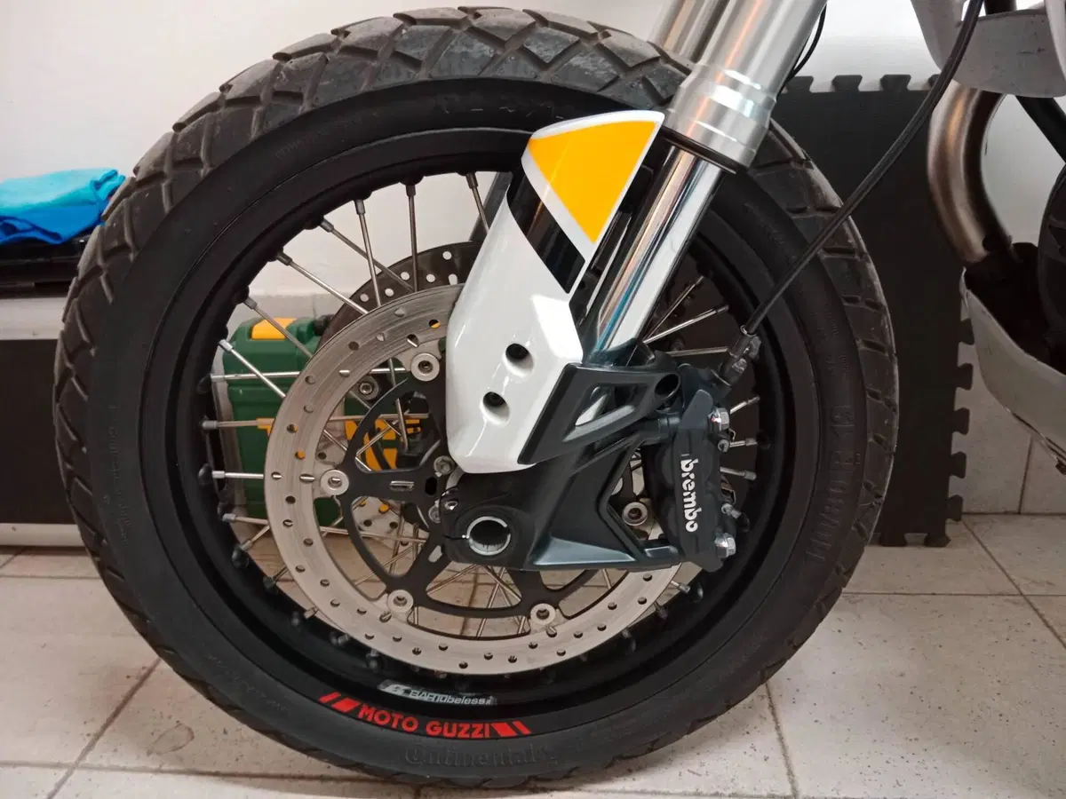Moto Guzzi V85 TT Evocative Graphics (2019 - 20) (11)