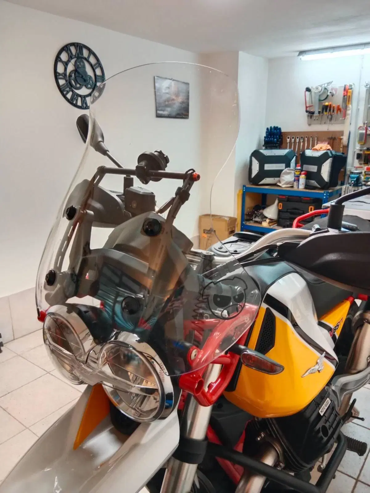 Moto Guzzi V85 TT Evocative Graphics (2019 - 20) (12)