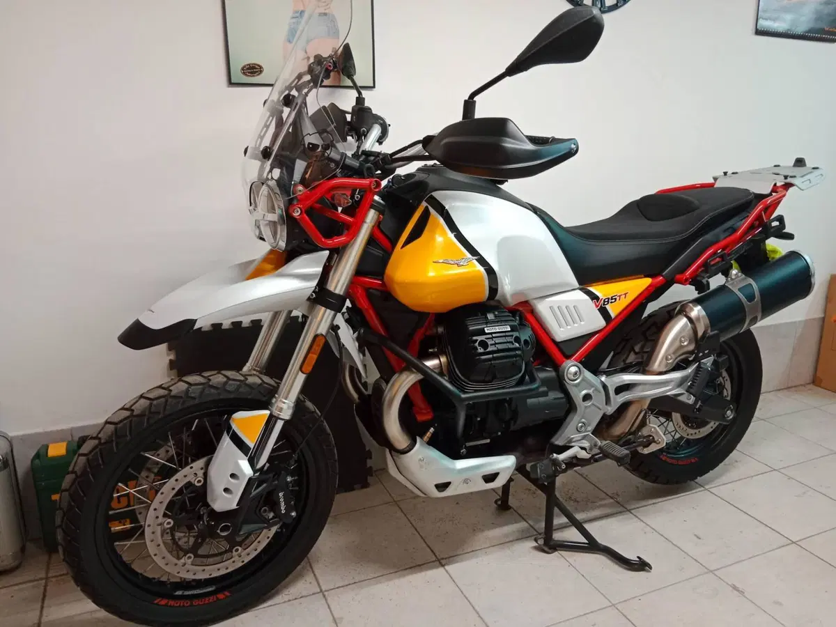 Moto Guzzi V85 TT Evocative Graphics (2019 - 20) (13)