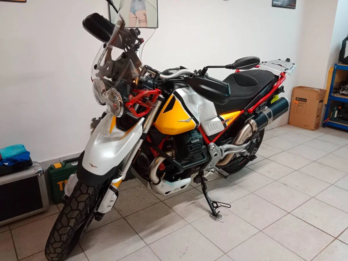 Moto Guzzi V85 TT Evocative Graphics (2019 - 20) (14)