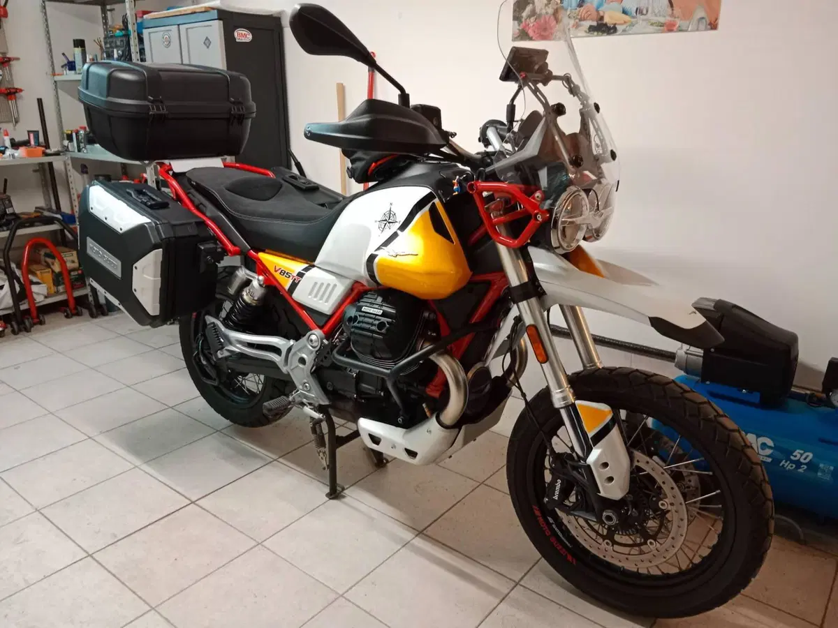 Moto Guzzi V85 TT Evocative Graphics (2019 - 20) (15)